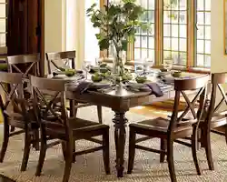 Кухня с деревянным столом и стульями в интерьере