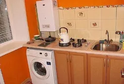 Дызайн кухні з газавай калонкай і пральнай машынай фота
