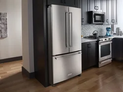Два холодильника на кухне фото