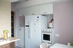 Два халадзільнікі на кухні фота