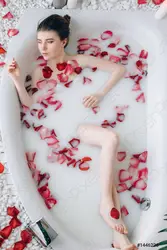Photo in the bathroom with roses