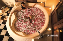 Фота ў ваннай з ружамі