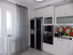Дызайн кухні ў шэрым колеры шпалеры і шторы