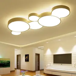 Дизайн гостиной с точечными светильниками