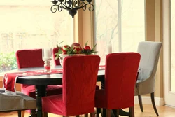Бордовые стулья в интерьере кухни