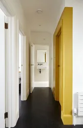 Koridorun içərisində sarı divar kağızı