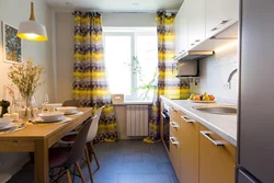 Горчичные шторы в интерьере кухни