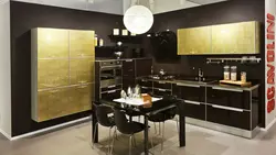 Дизайн кухни с золотыми ручками