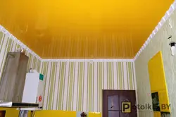 Кухня с желтым потолком фото
