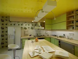 Кухня з жоўтай столлю фота