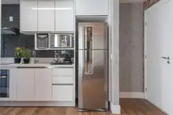 Светлый холодильник в интерьере кухни