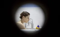 Скрытая камера в ванне фото