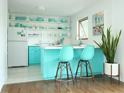 Дизайн кухни с бирюзовыми стульями