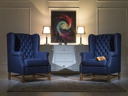 Синее кресло в интерьере гостиной