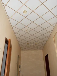 Photo of a mirrored ceiling in the hallway