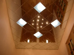 Photo of a mirrored ceiling in the hallway
