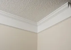 Yataq otağı fotoşəkilində tavan üçün plintlər