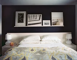 Постеры в интерьере спальни над кроватью