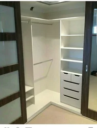 Design of a corner dressing room in the bedroom photo