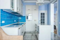 Интерьер кухни плитка голубая