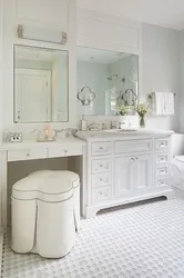 Дизайн ванной комнаты с туалетным столиком