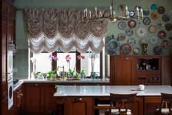 Аўстрыйская штора на кухню фота ў інтэр'еры