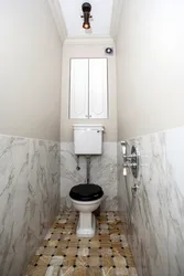 Mənzil fotoşəkilində kiçik tualetlər üçün tualetlər