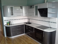 Белый кухонный гарнитур для маленькой кухни угловой фото