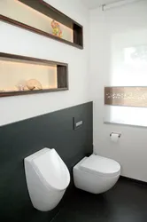 Divara asılmış tualet fotoşəkili olan küvet