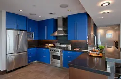 Синий с коричневым в интерьере кухни