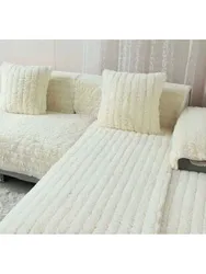 Qonaq otağının fotoşəkilindəki divanda yorğan