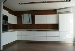 Кухні з гарызантальнымі верхнімі шафамі фота