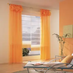 Оранжевые шторы в интерьере спальни