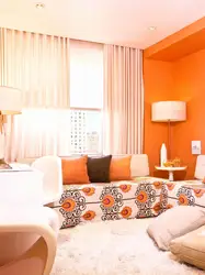 Оранжевые шторы в интерьере спальни