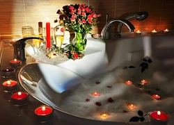 Sham yorug'ida fotosuratda banyoda romantik