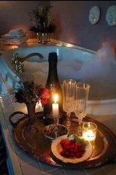 Şam işığında banyoda romantik