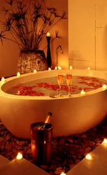 Романтик в ванной при свечах фото