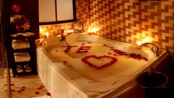 Sham yorug'ida fotosuratda banyoda romantik