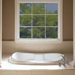 Пластиковое окно в ванну фото