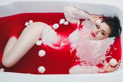 Photo in a milk bath with flowers