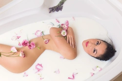 Фото в молочной ванной с цветами