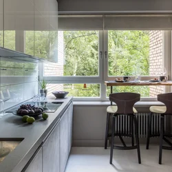 Дизайн кухни с низким окном