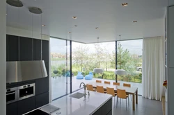 Интерьер кухни с витражными окнами
