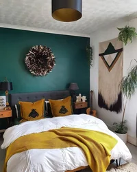 Горчичный цвет в интерьере спальни