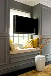 Дызайн спальні з тэлевізарам у акна