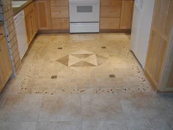 Photo of floors in the hallway and kitchen made of porcelain stoneware