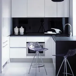 Черно белая кухня дизайн в хрущевке