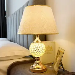 Настольные лампы в спальне в интерьере