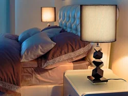 Настольные лампы в спальне в интерьере