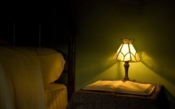 Daxili yataq otağında stolüstü lampalar